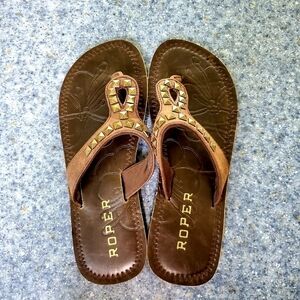 ROPER THONG SANDAL WITH STUD DETAIL